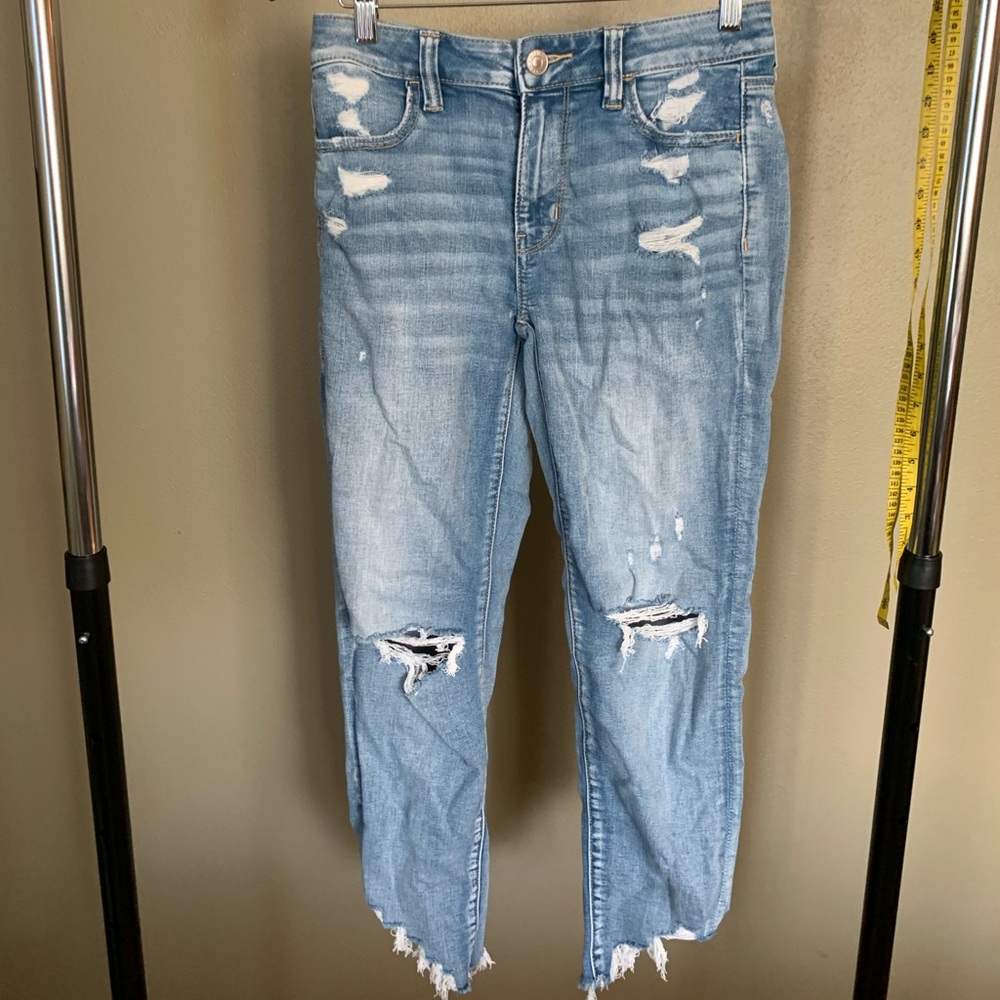 American Eagle cropped distressed Blue Jeans